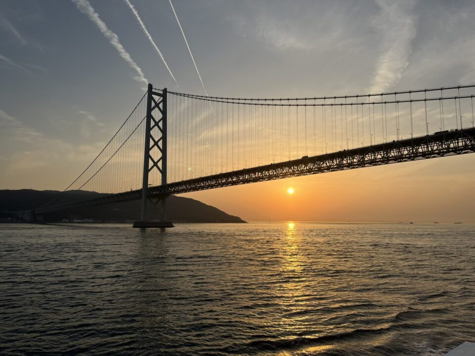 フェリーから撮った、夕日と明石海峡大橋