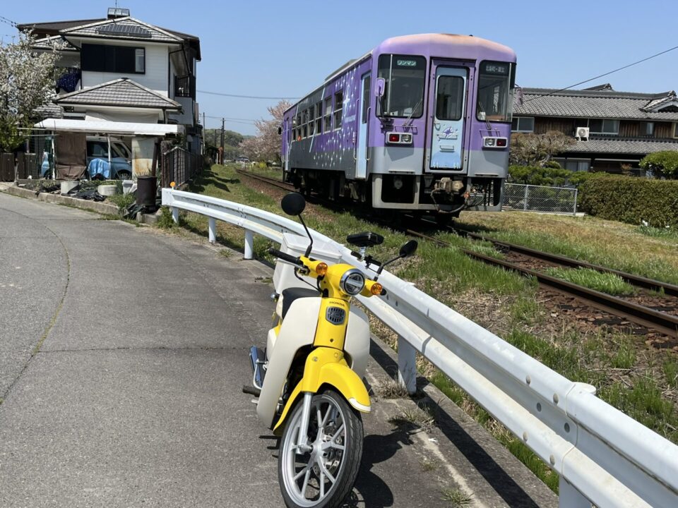 走っている北条鉄道とスーパーカブのツーショット